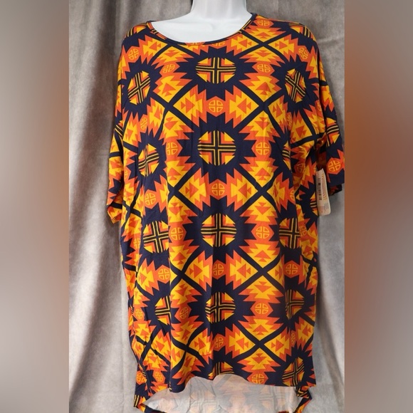 LuLaRoe Tops - ❤️ 3/$15 Colorful Geometric Patterned Top